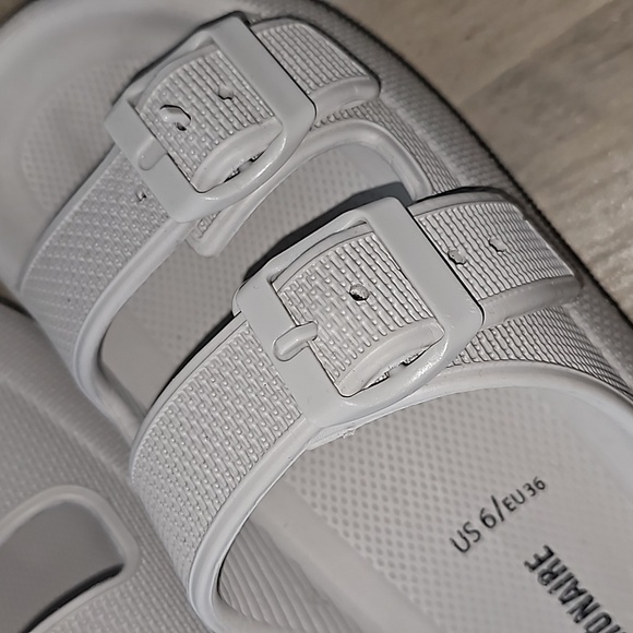 Cushionaire Sandals - Picture 3 of 6